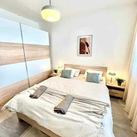 The Elite Downtown 2- Bedroom Ac & Garage Parking Appartamento