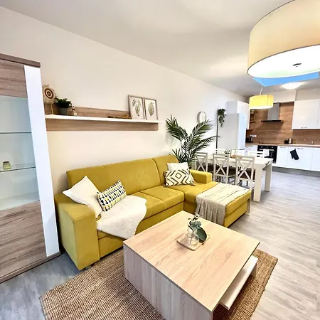 The Elite Downtown 2- Bedroom Ac & Garage Parking Bratislava