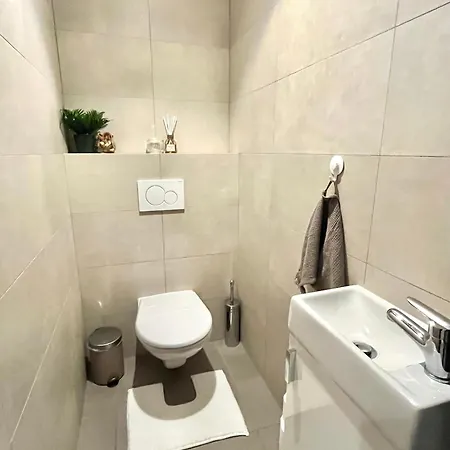 The Elite Downtown 2- Bedroom Ac & Garage Parking * Bratislava