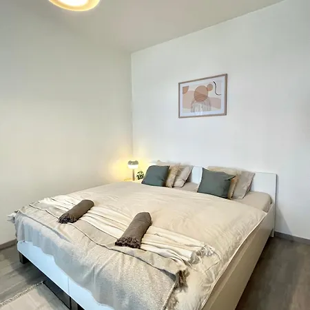 The Elite Downtown 2- Bedroom Ac & Garage Parking Apartment *