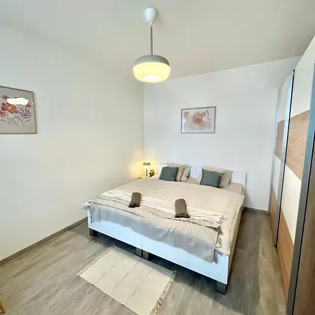 The Elite Downtown 2- Bedroom Ac & Garage Parking Apartment Bratislava