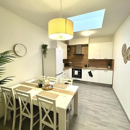 The Elite Downtown 2- Bedroom Ac & Garage Parking Apartment Bratislava