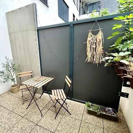 The Elite Downtown 2- Bedroom Ac & Garage Parking Apartment