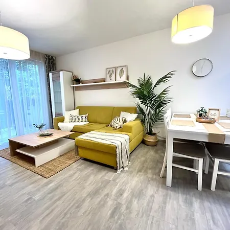 The Elite Downtown 2- Bedroom Ac & Garage Parking