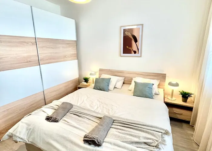 The Elite Downtown 2- Bedroom Ac & Garage Parking Apartment