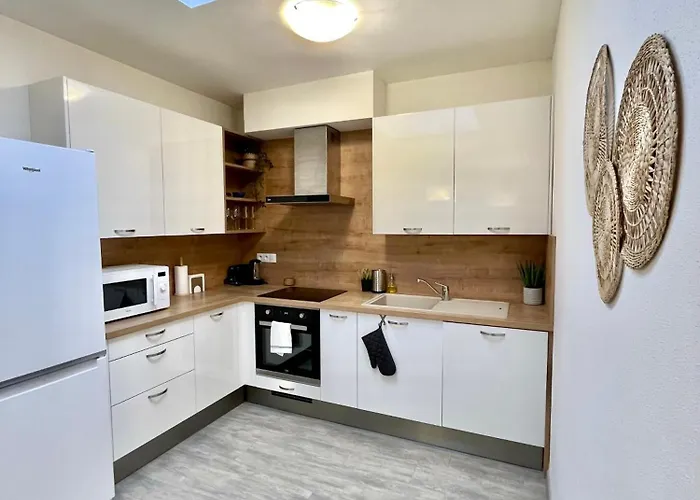The Elite Downtown 2- Bedroom Ac & Garage Parking * Bratislava