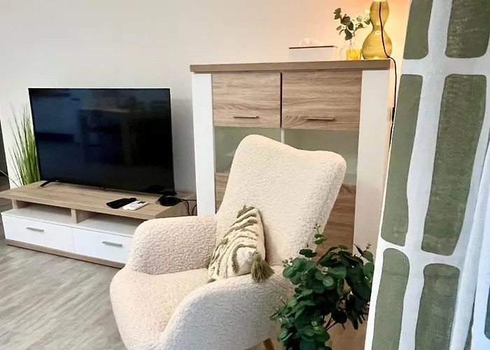 The Elite Downtown 2- Bedroom Ac & Garage Parking Apartment *