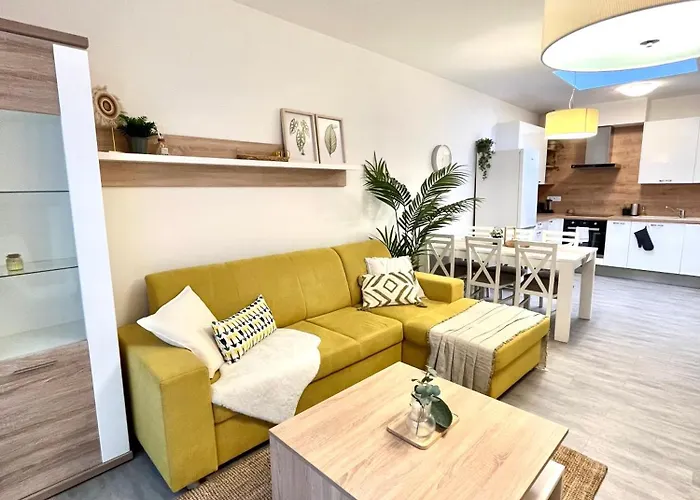 The Elite Downtown 2- Bedroom Ac & Garage Parking Pozsony