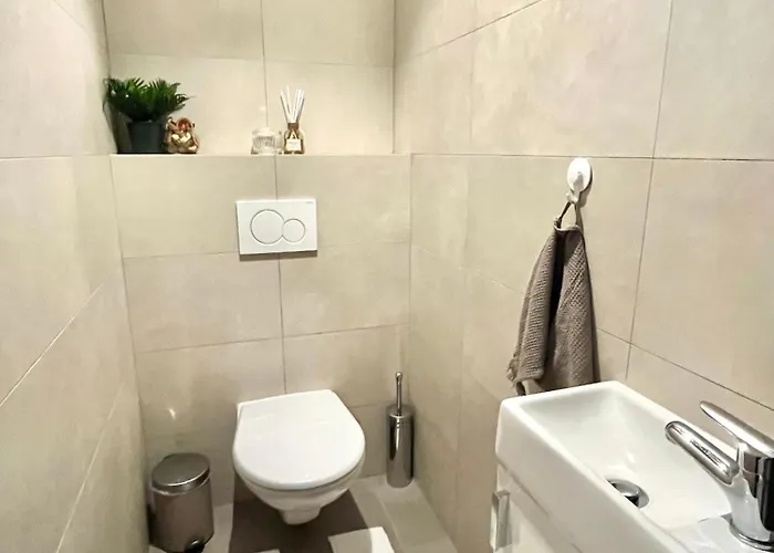 The Elite Downtown 2- Bedroom Ac & Garage Parking * Pozsony