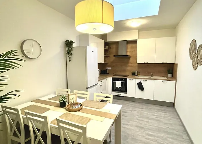 The Elite Downtown 2- Bedroom Ac & Garage Parking Apartment Bratislava
