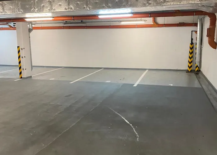 The Elite Downtown 2- Bedroom Ac & Garage Parking Pozsony