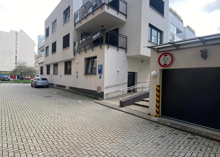 The Elite Downtown 2- Bedroom Ac & Garage Parking Apartment