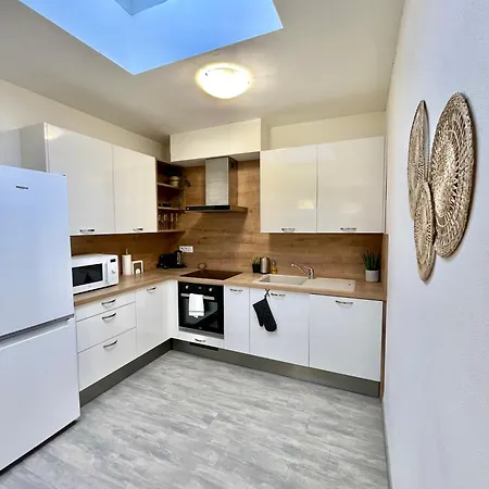 The Elite Downtown 2- Bedroom Ac & Garage Parking * Братислава