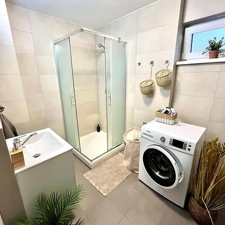 The Elite Downtown 2- Bedroom Ac & Garage Parking Апартаменты